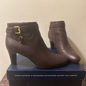 NiB Women's Chaps Sz 10 Cassady Dark Brown High Heel Boots Faux Buckle Side Zip